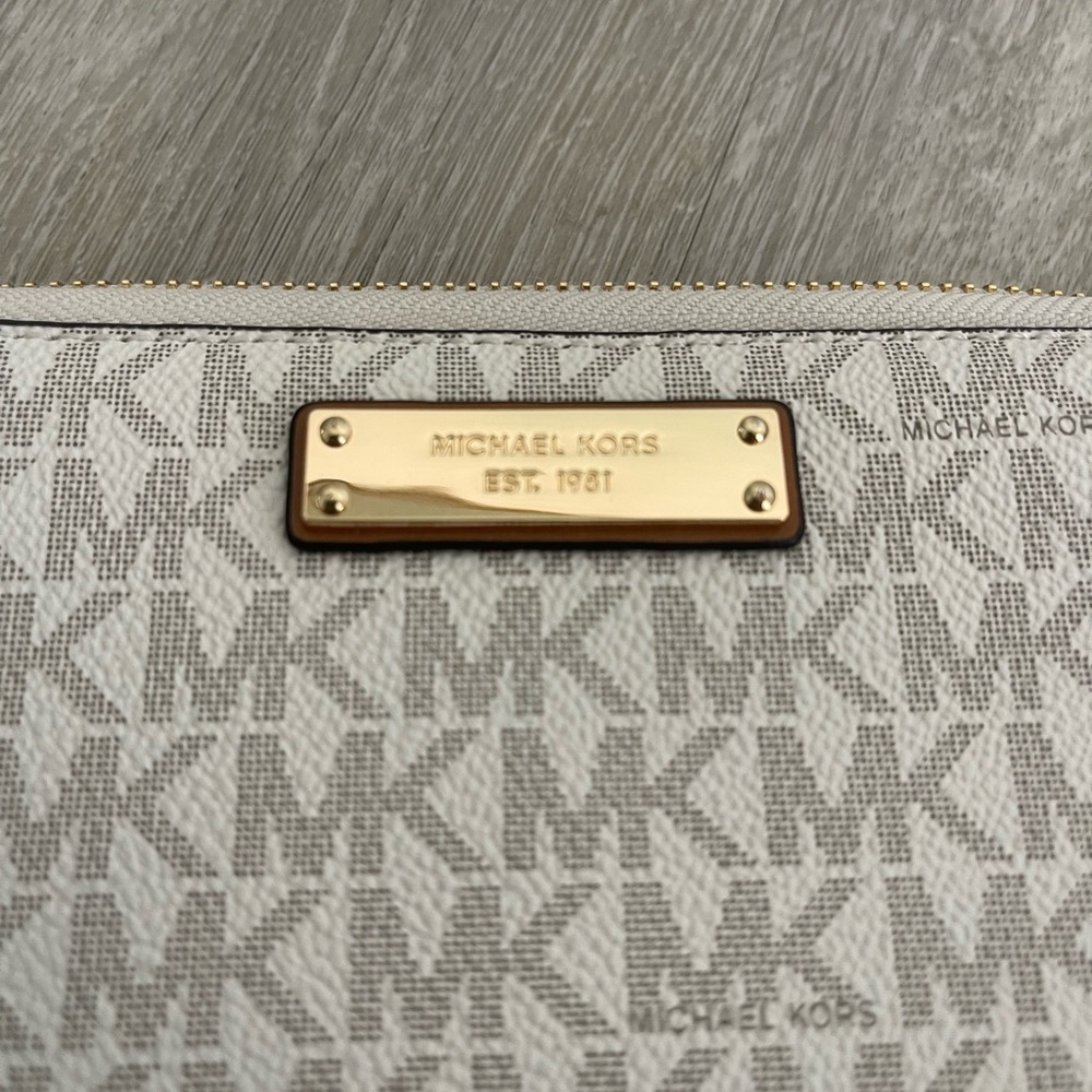 Michael Kors Vanilla Wristlet - Picture 2 of 8
